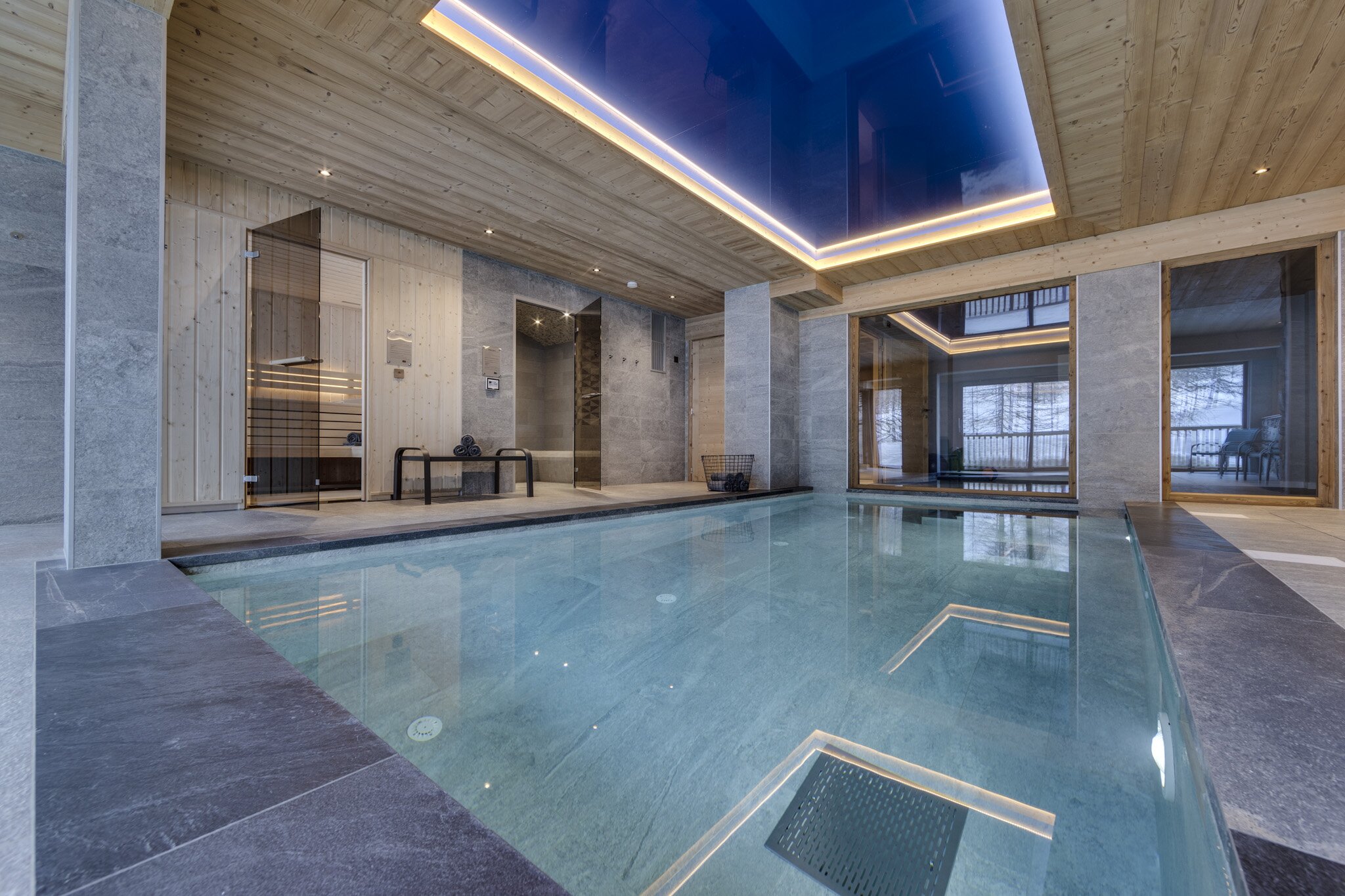 Indoor swimming pool and spa in No. 8 CLUB Bellevarde Val d'Isere