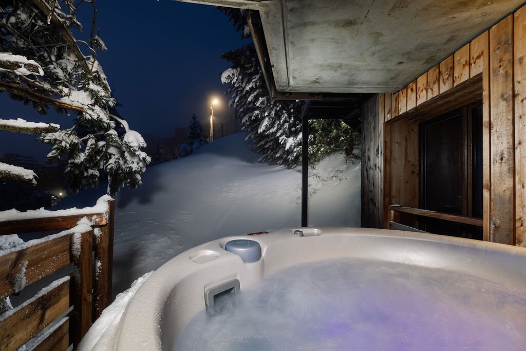 Hot tub outside Chalet Sakami in Avoriaz