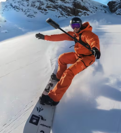 Snowboarder filming himself with 360 camera